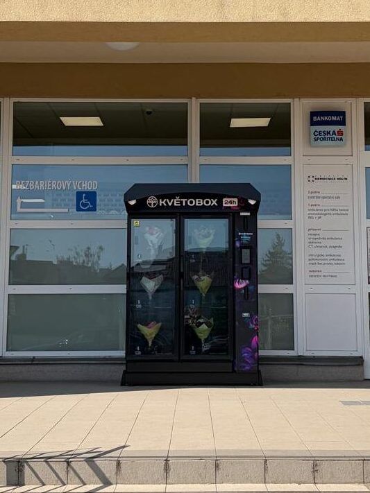 KVĚTOBOX u vstupu do areálu Nemocnice Kolín